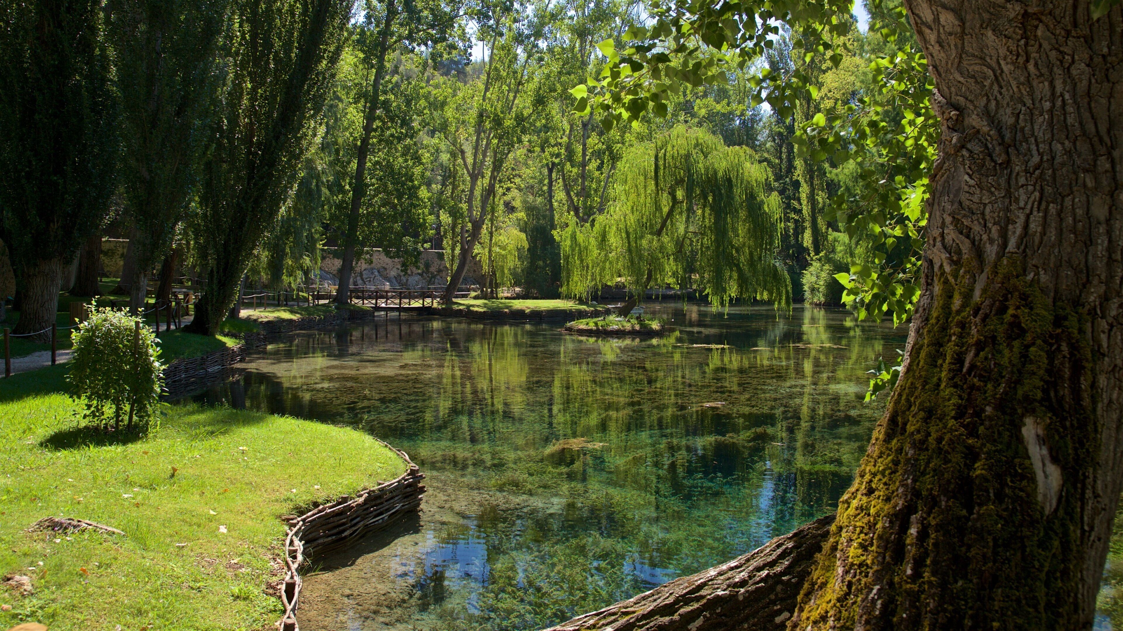 Kildene i Clitunno fasiliteter samt park og dam