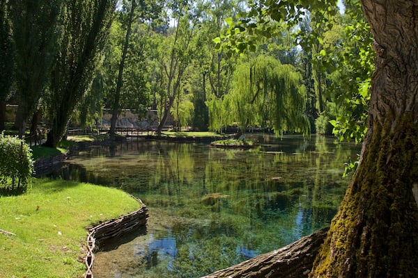 Sources du Clitunno qui includes jardin et mare
