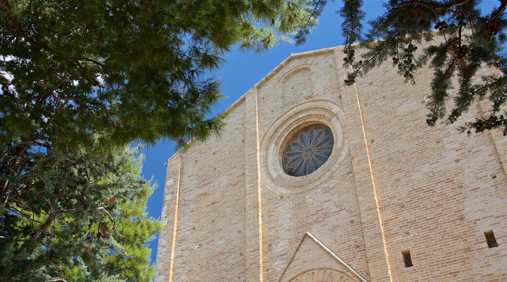 Igreja de Santa Maria della Rocca que inclui elementos de patrimĂŽnio