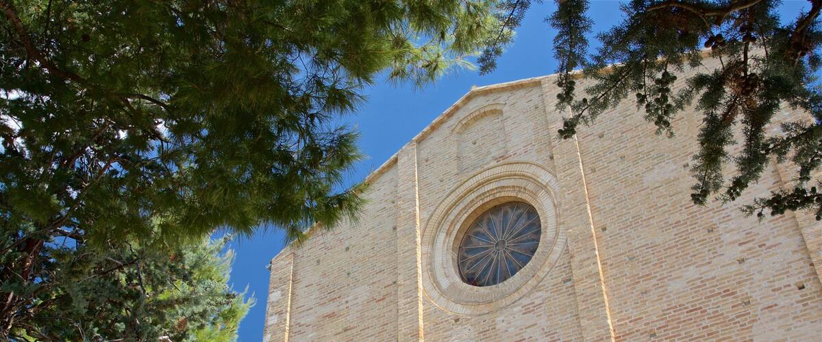 Santa Maria della Rocca-kirken som omfatter kulturarvsgenstande