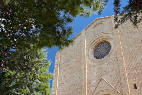Chiesa di Santa Maria della Rocca welches beinhaltet Geschichtliches
