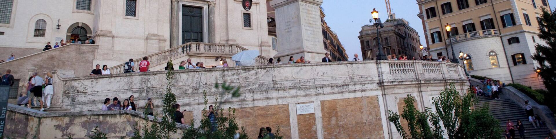 Una iglesia histórica con dos torres de campanas gemelas y un obelisco alto al frente.