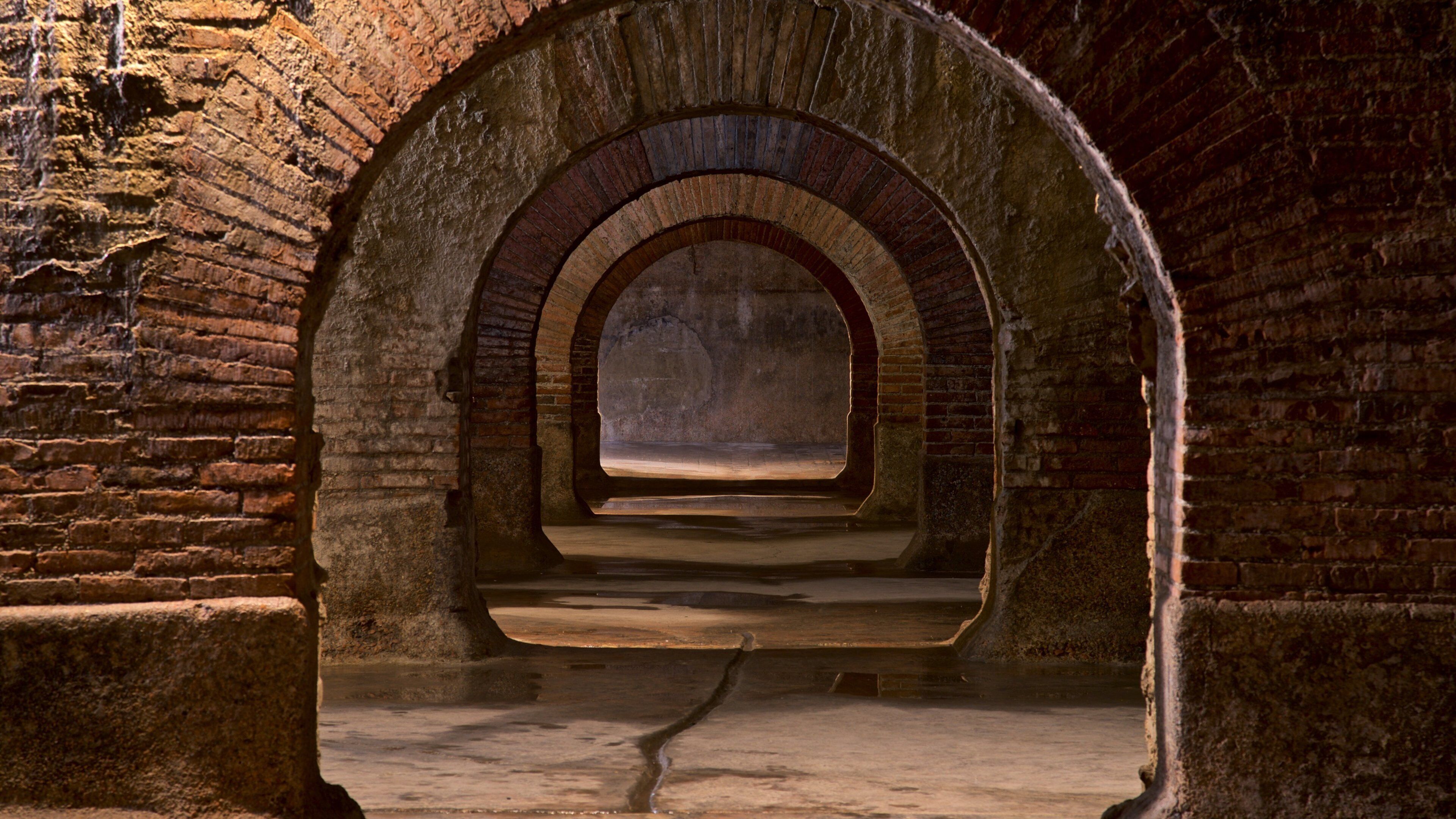 Roman Tanks フィーチャー 屋内の眺め と 遺跡・遺産