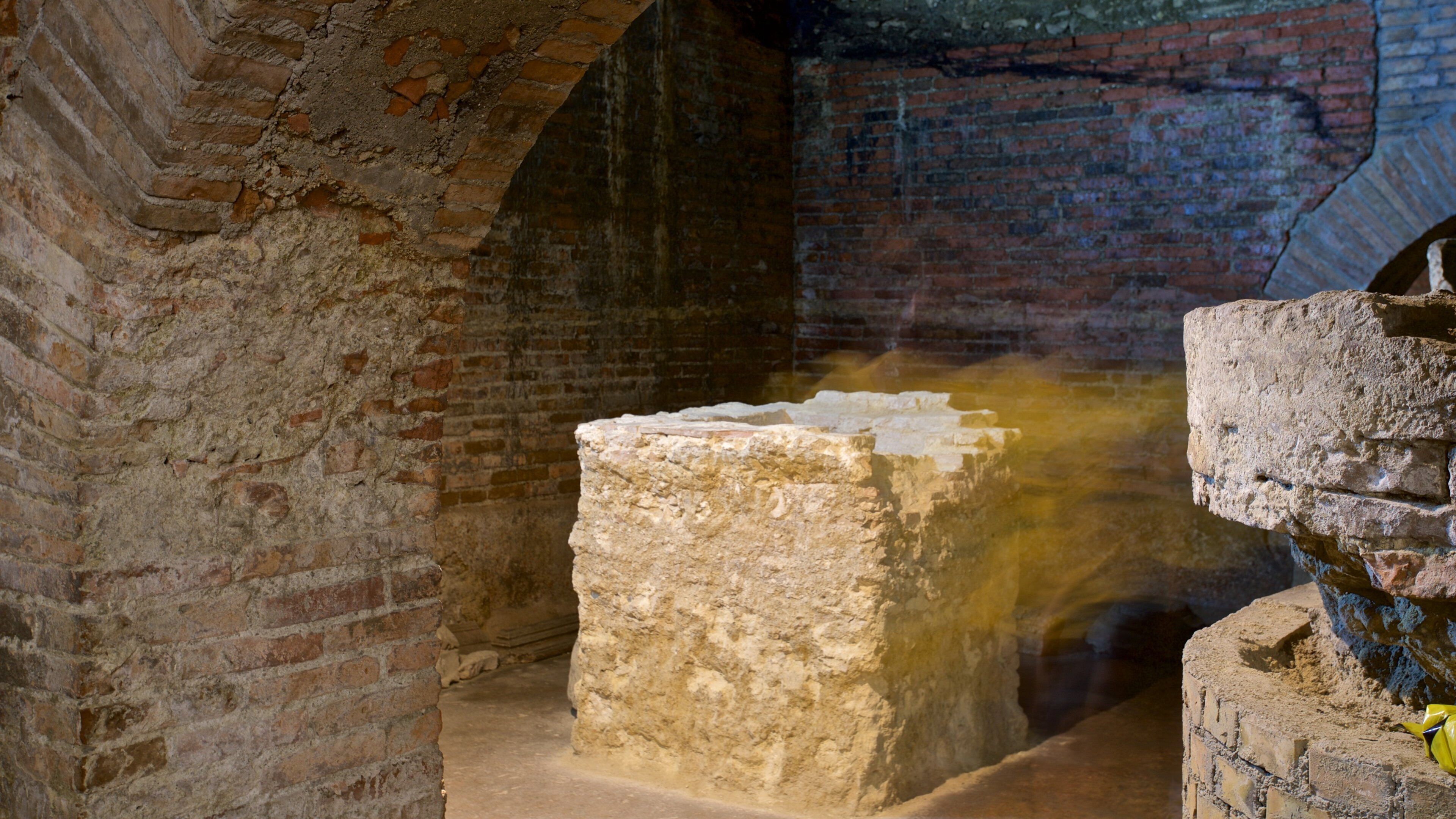 Roman Tanks caracterizando vistas internas e elementos de patrimônio