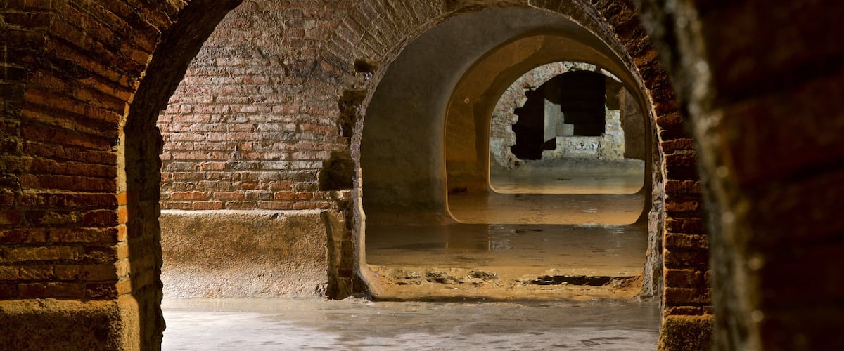 Roman Tanks que incluye elementos del patrimonio y vistas interiores