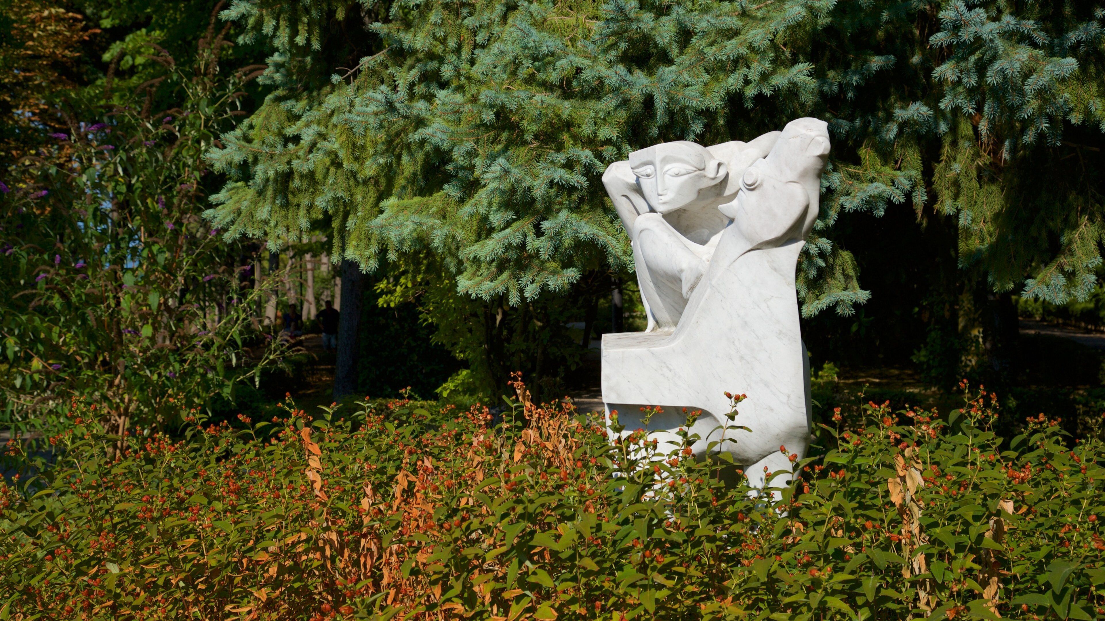 Villa Comunale dei Cappuccini som viser utendørs kunst og villblomster