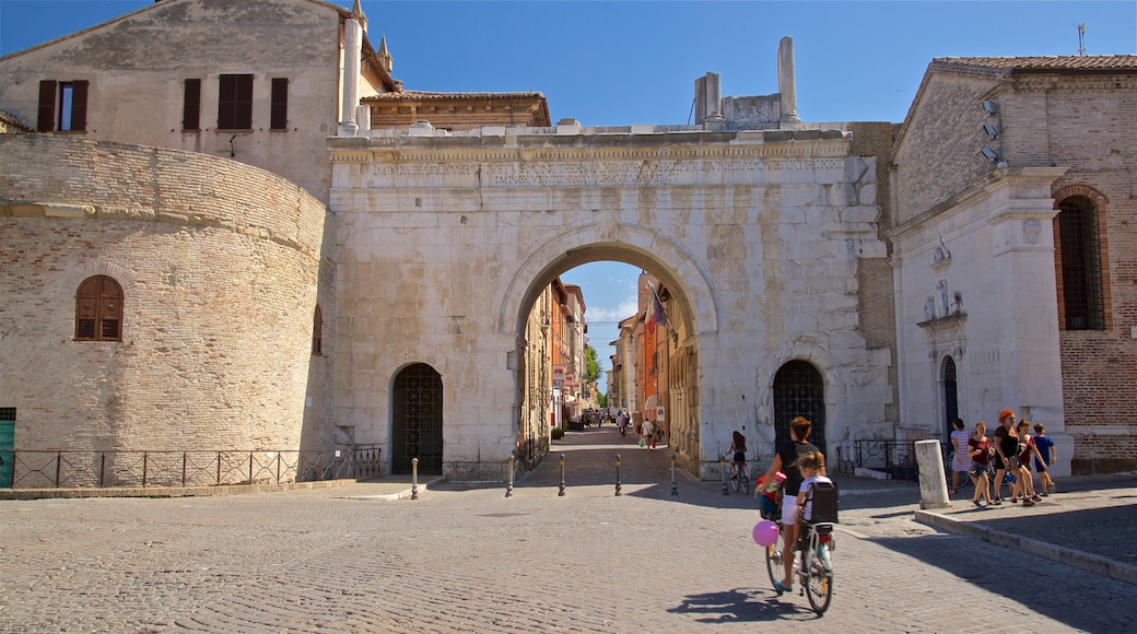 Arco di Augusto som inkluderer sykling og kulturarv i tillegg til familie