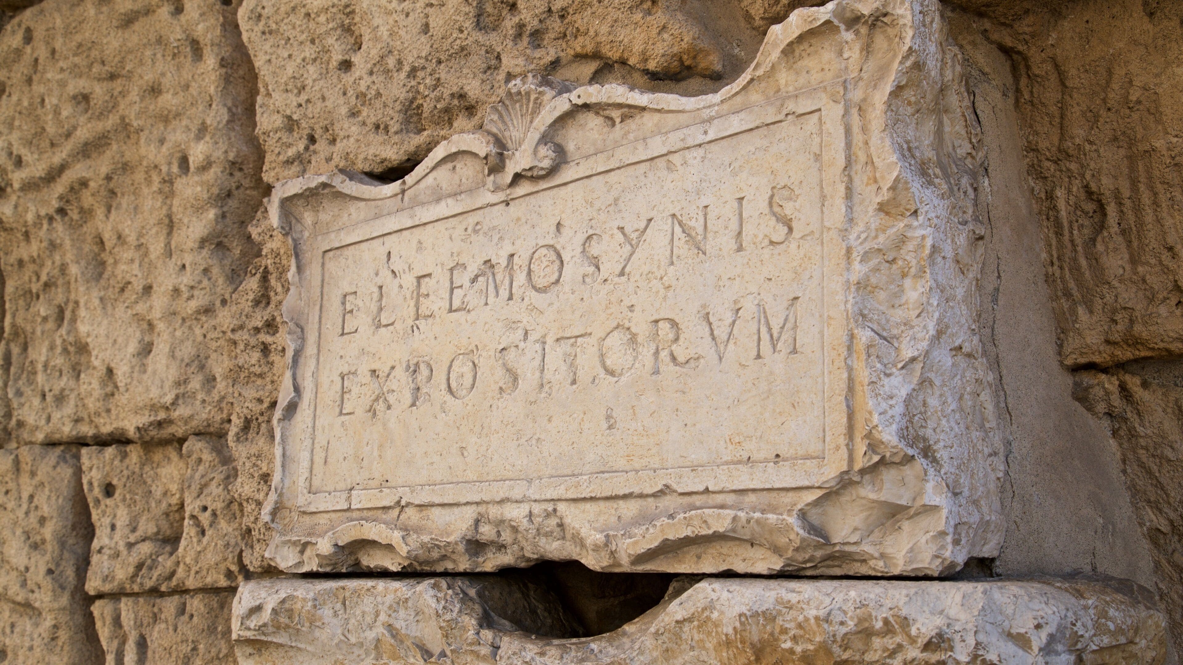 Arco di Augusto mostrando elementos de patrimônio