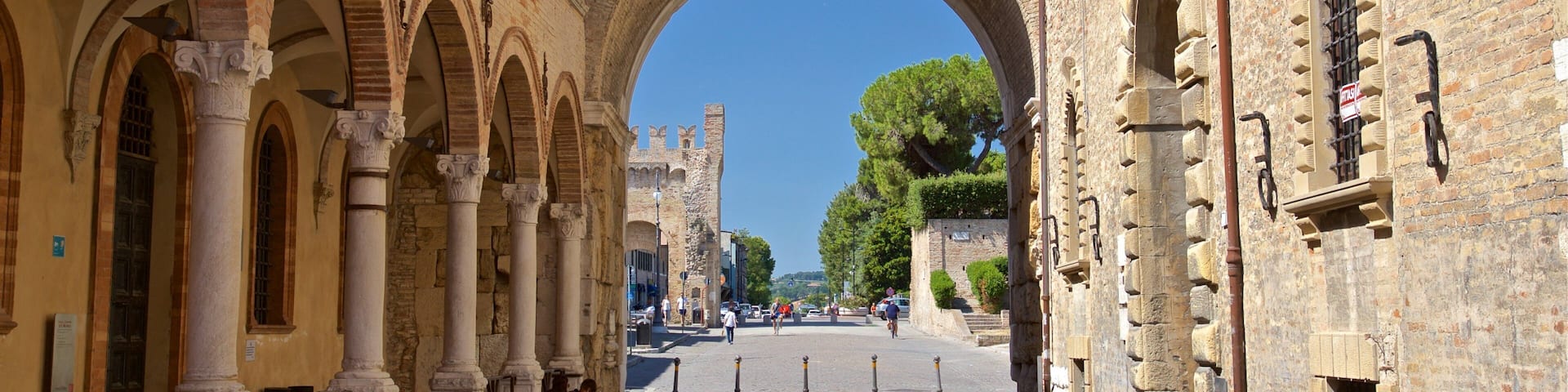 Arco di Augusto 表示 遺跡・遺産