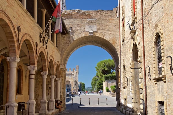 Arco di Augusto 表示 遺跡・遺産