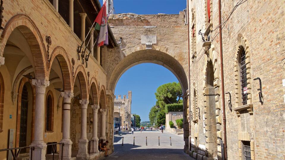 Arco di Augusto che include oggetti d\'epoca