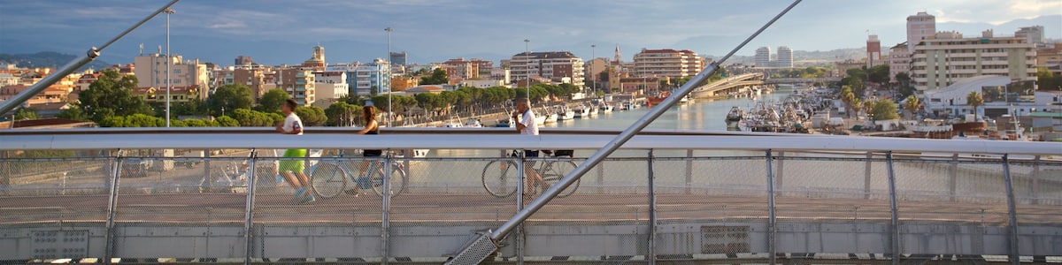 Eine Brücke mit Blick auf einen Jachthafen und die Skyline der Stadt.