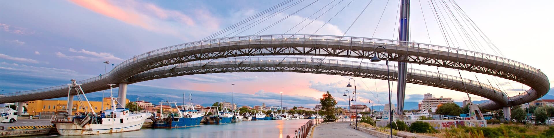 Ponte del Mare caracterizando um pôr do sol, um rio ou córrego e uma ponte