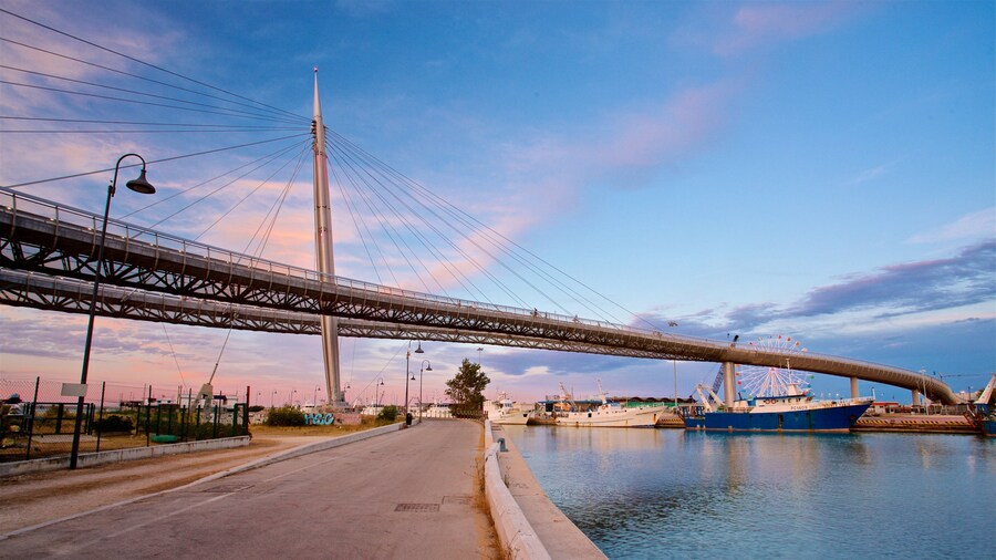 Ponte del Mare que incluye un puente, un río o arroyo y una puesta de sol
