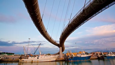 Ponte del Mare montrant coucher de soleil, baie ou port et pont