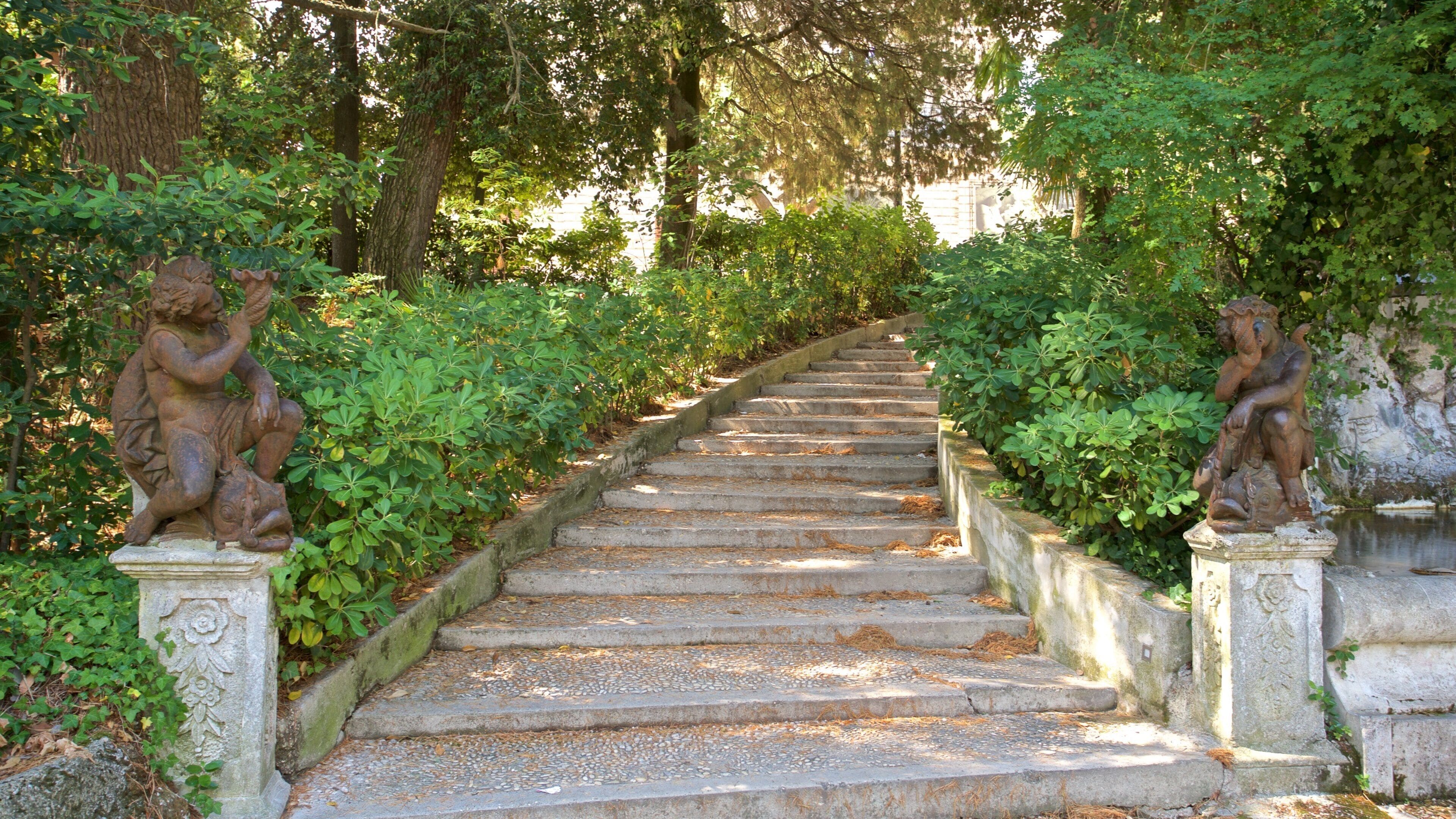 Museo Arqueológico Nacional de los Abruzos ofreciendo una estatua o escultura y un parque