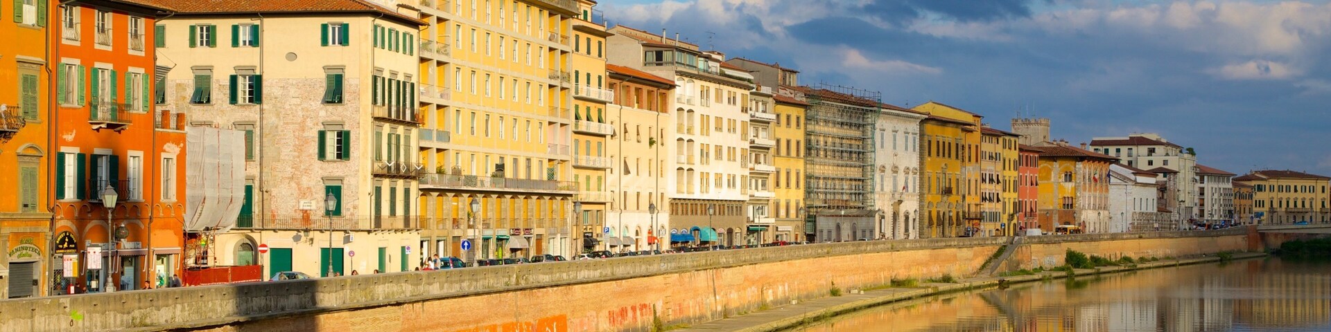 Pise montrant rivière ou ruisseau et patrimoine architectural