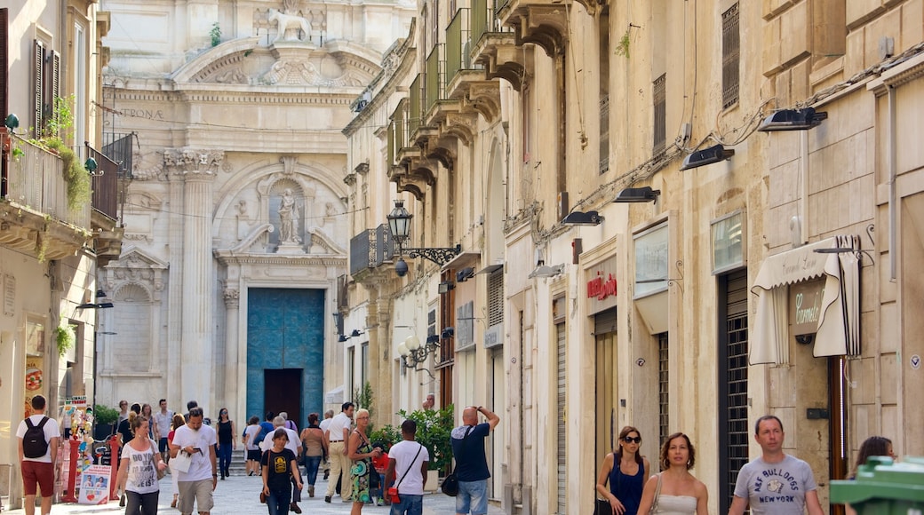 Lecce inclusief historische architectuur en ook een grote groep mensen