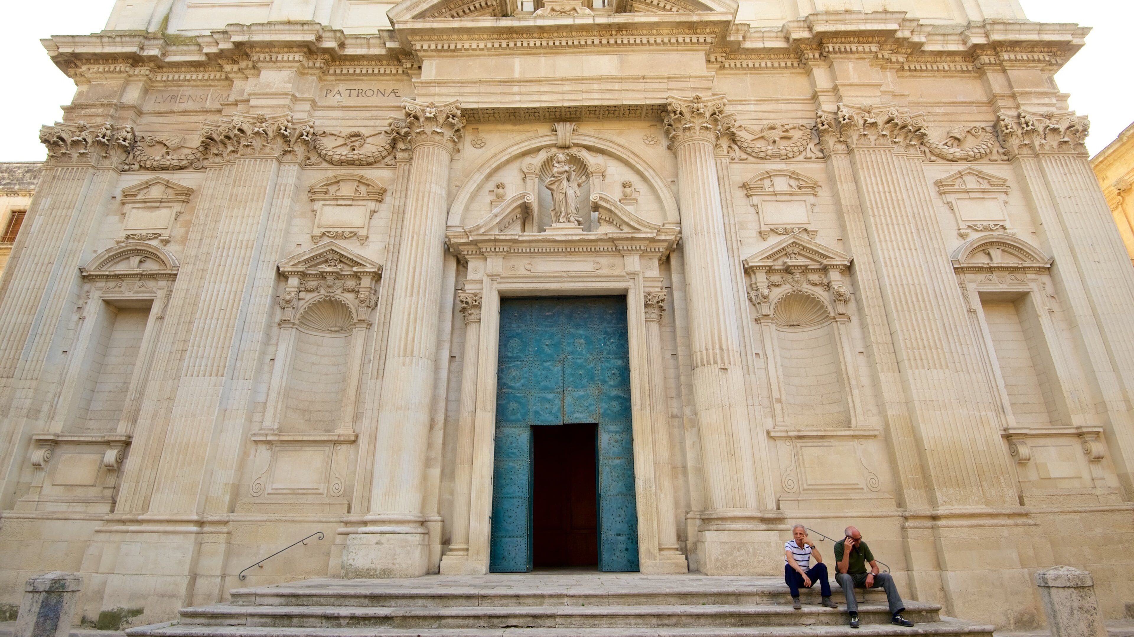 Lecce bevat een kasteel, religieuze elementen en historische architectuur