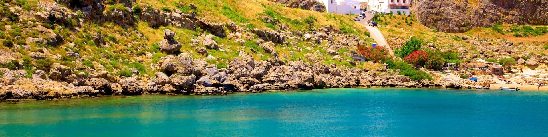 Líndos que inclui litoral rochoso e paisagens litorâneas