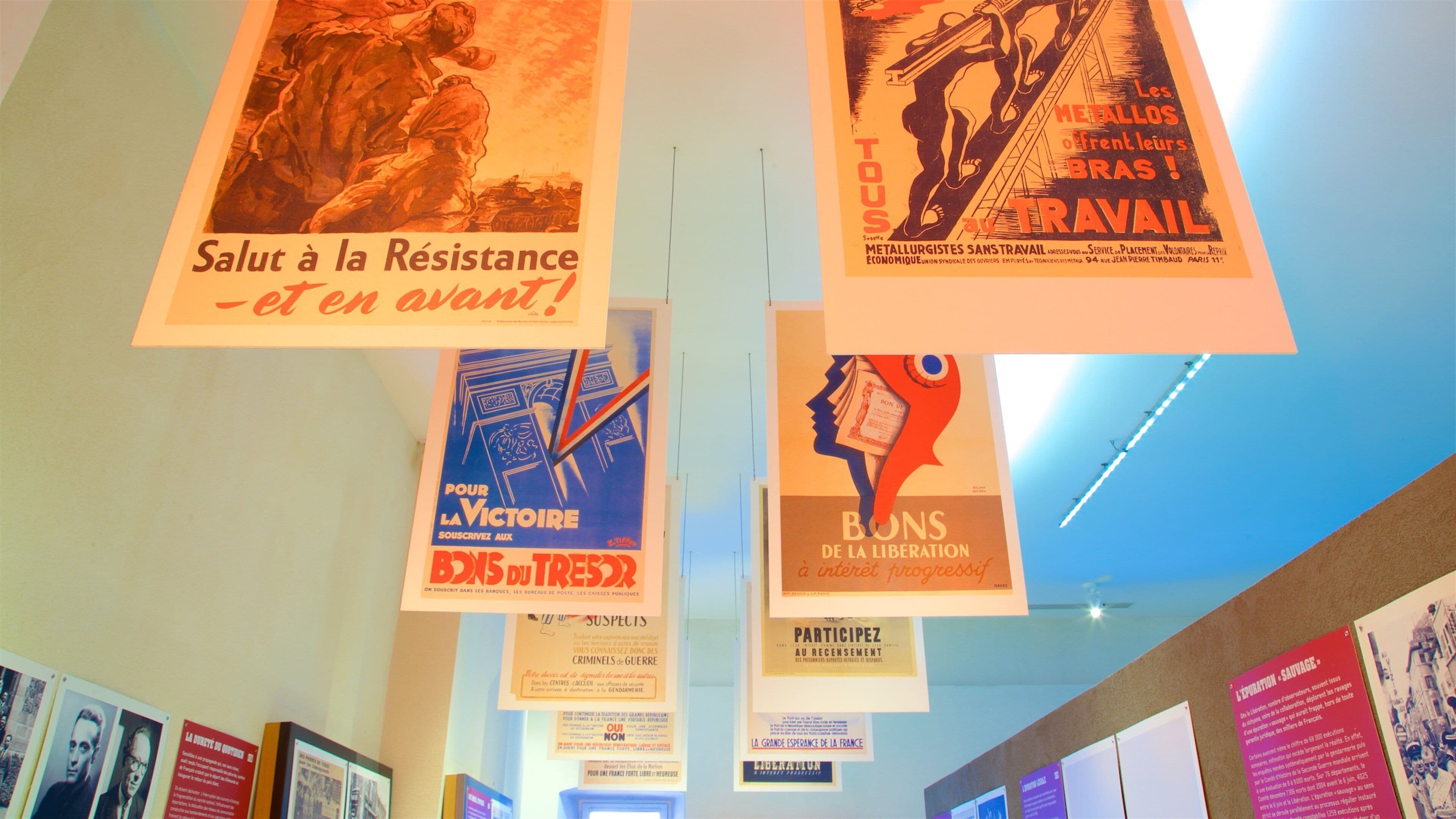 Museumposters met historische en motiverende teksten.