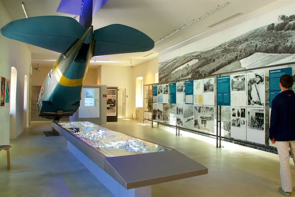 Musée de la Résistance mit einem Innenansichten sowie einzelner Mann