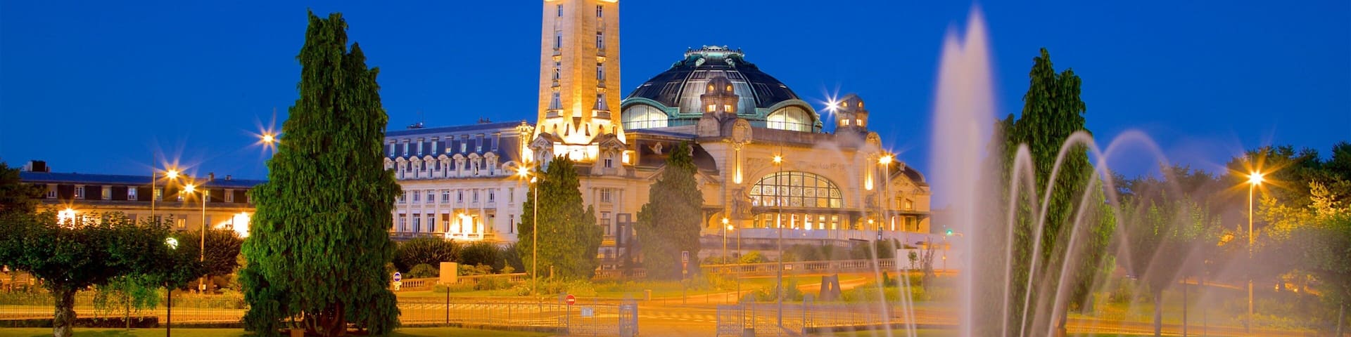 Gare de Limoges mit einem Springbrunnen, bei Nacht und historische Architektur