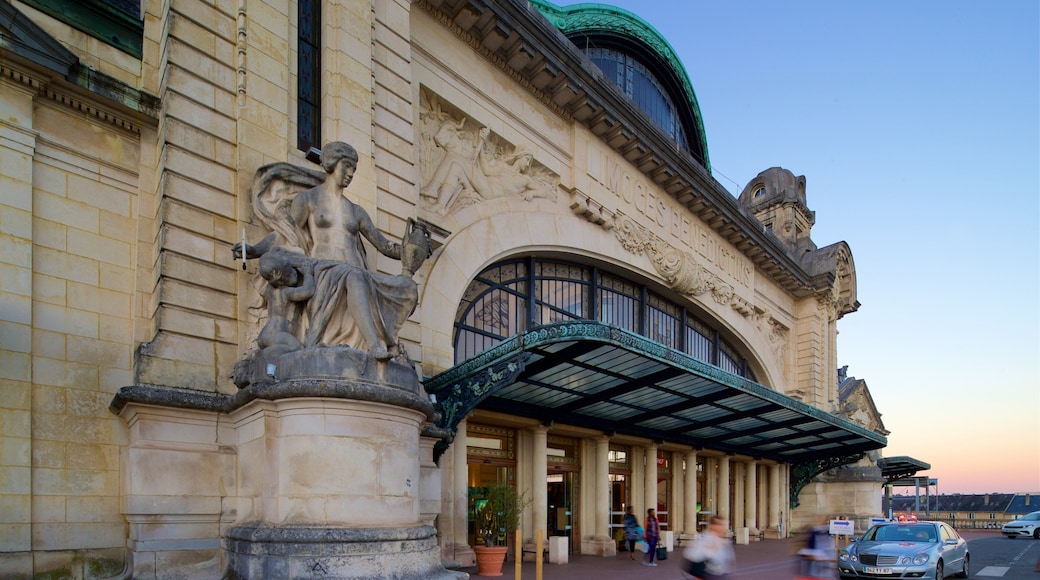 Gare de Limoges which includes heritage architecture, a statue or sculpture and a sunset