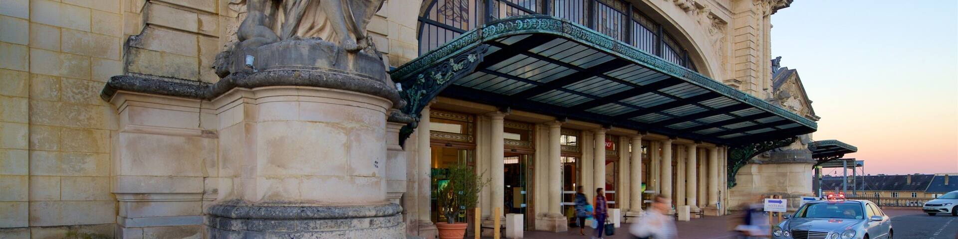 Gare de Limoges which includes heritage architecture, a statue or sculpture and a sunset