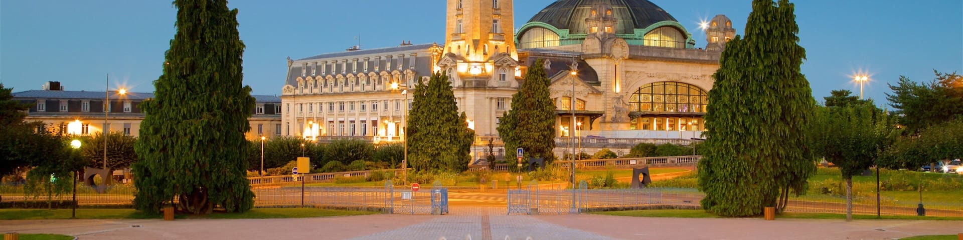 Gare de Limoges featuring heritage architecture, a fountain and a sunset