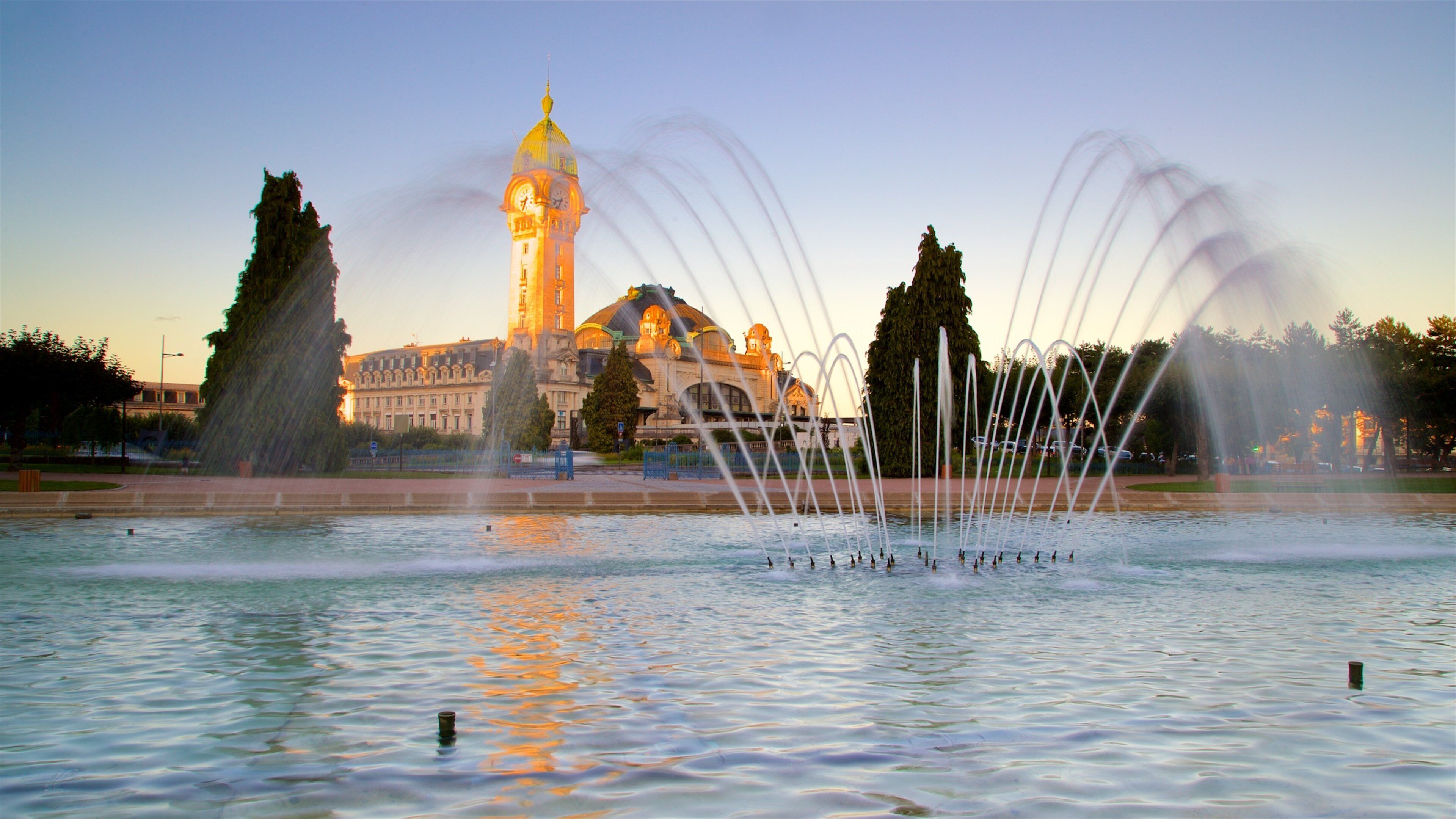 Gare de Limoges which includes a fountain, a sunset and a pond