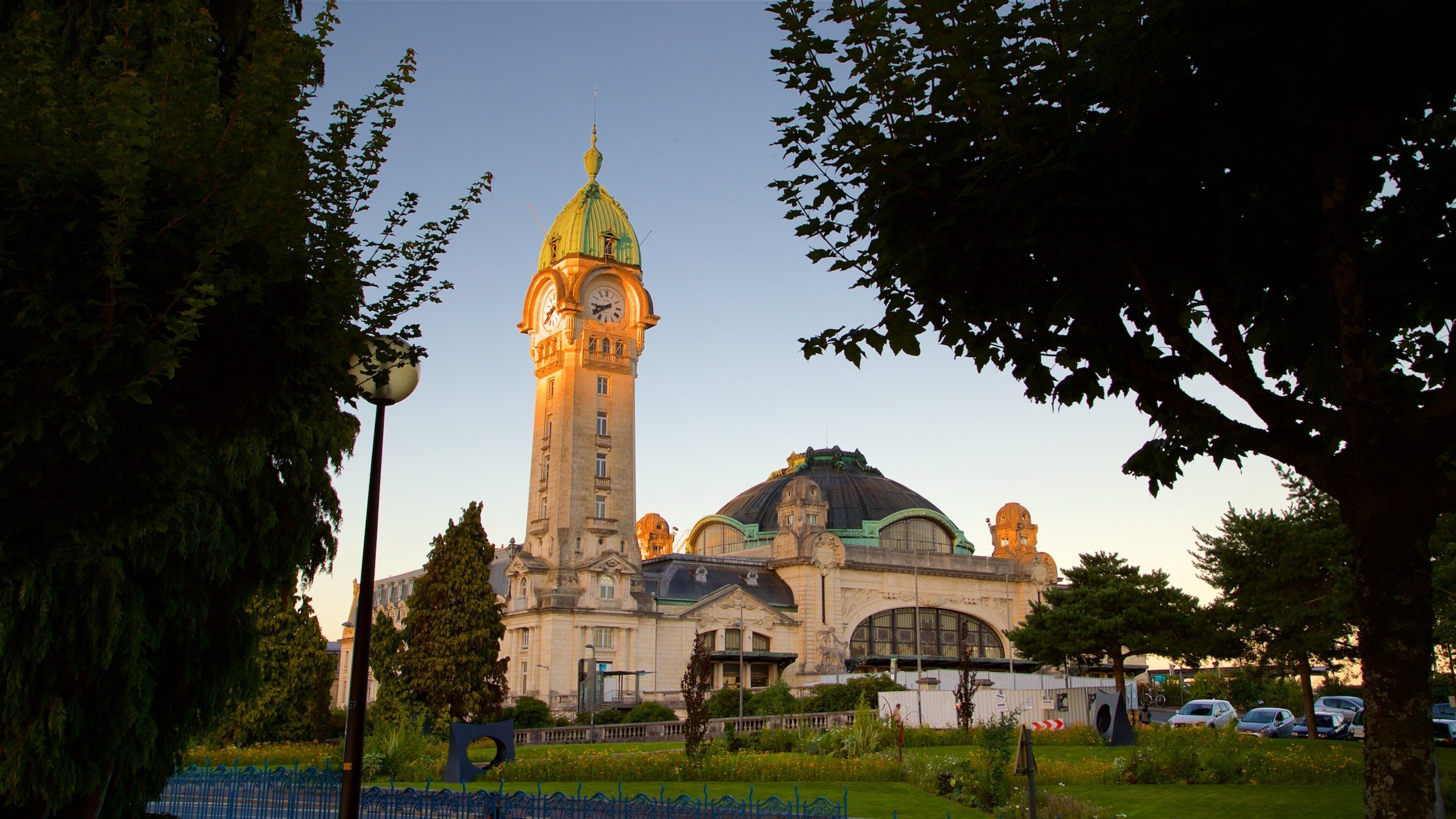 Gare de Limoges qui includes coucher de soleil, jardin et patrimoine architectural