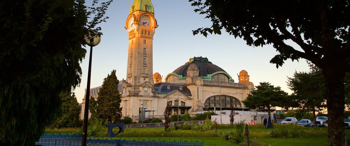 Gare de Limoges showing a park, heritage architecture and a sunset