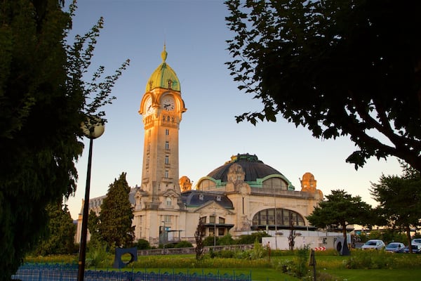 Gare de Limoges das einen Garten, Sonnenuntergang und historische Architektur