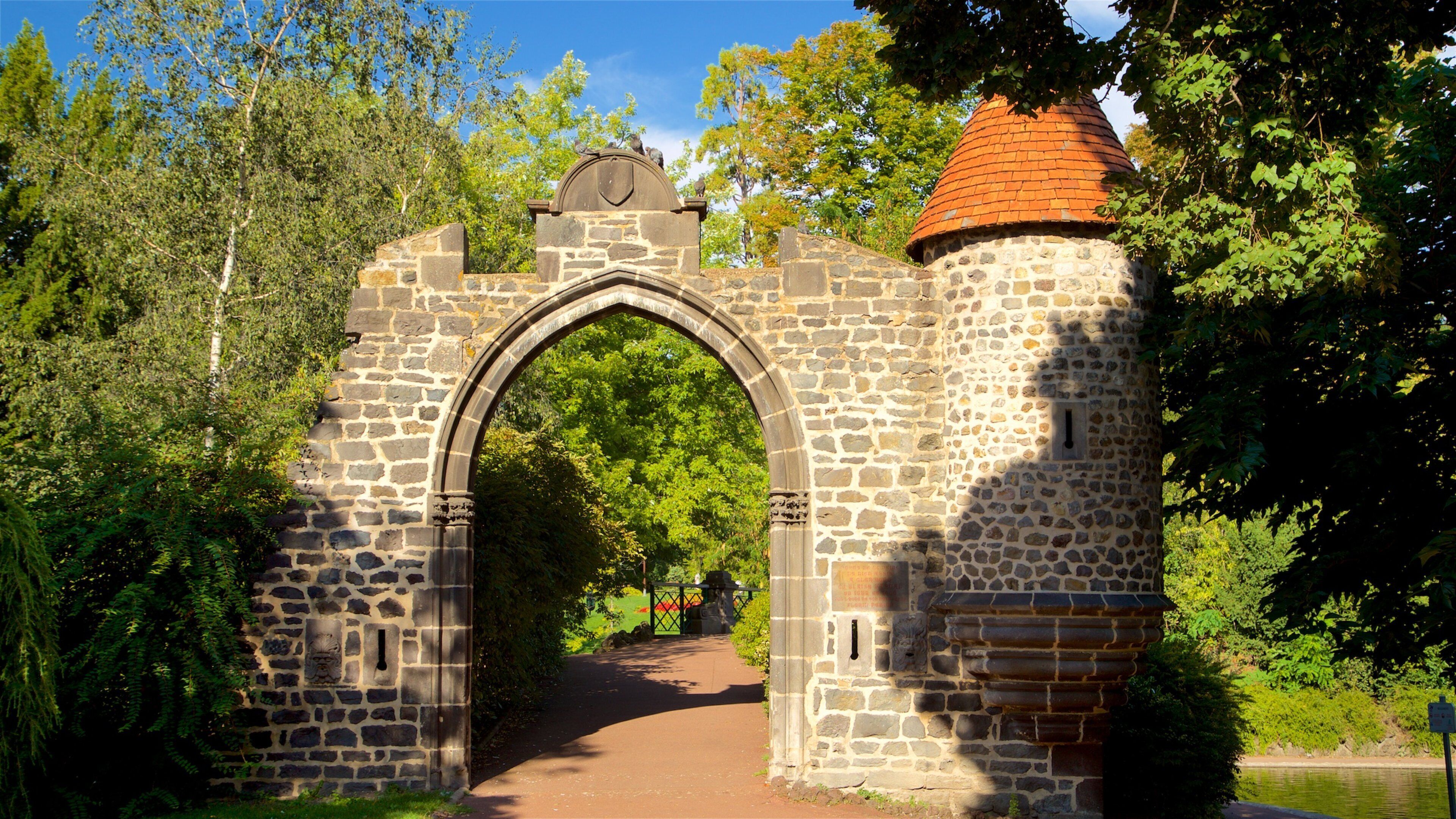 Jardin Lecoq featuring heritage elements and a park