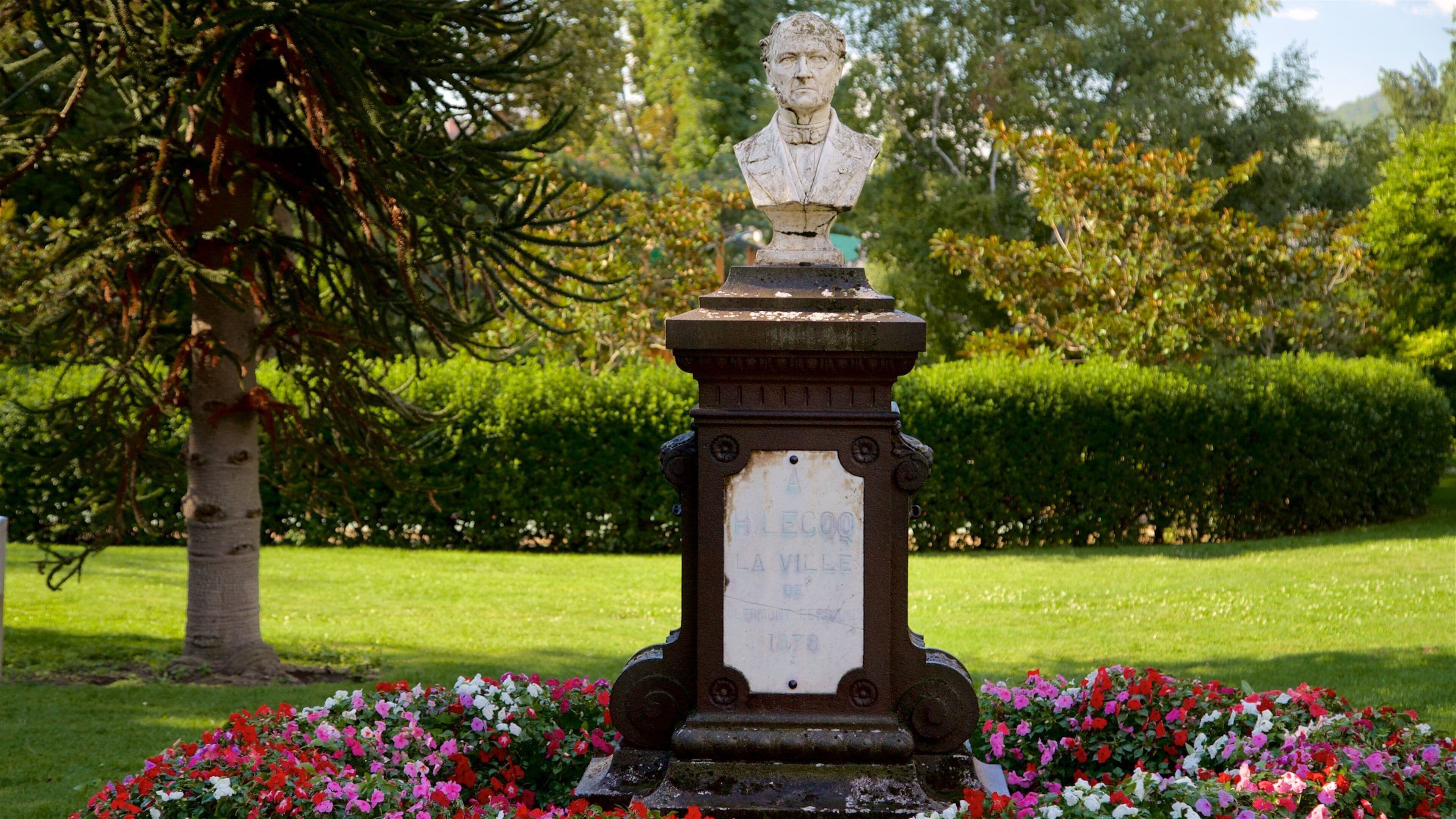 Jardin Lecoq showing flowers, a park and a statue or sculpture