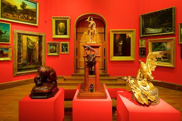 Musée Anne de Beaujeu showing interior views and art