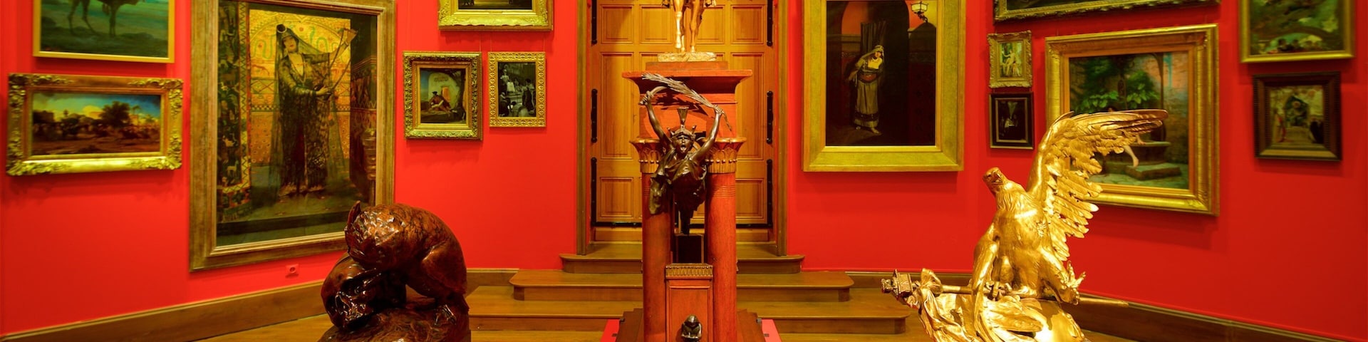 Musée Anne de Beaujeu showing interior views and art