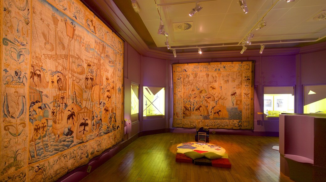 Musee Anne de Beaujeu som viser innendørs og kunst