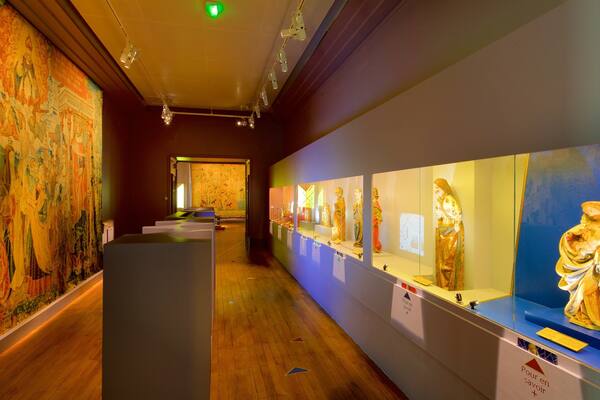 Musée Anne de Beaujeu featuring art and interior views