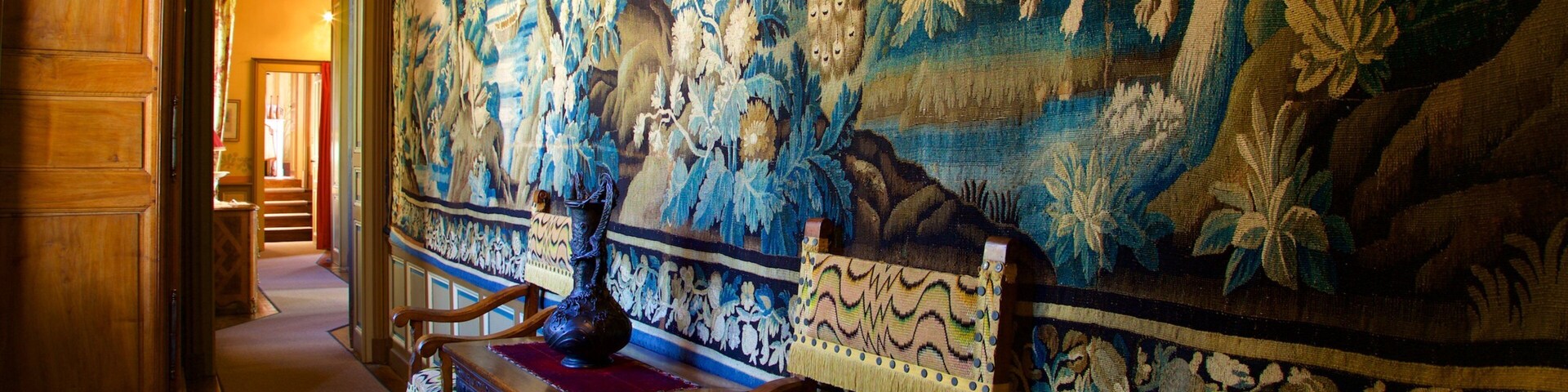 Maison Mantin featuring art, interior views and heritage elements