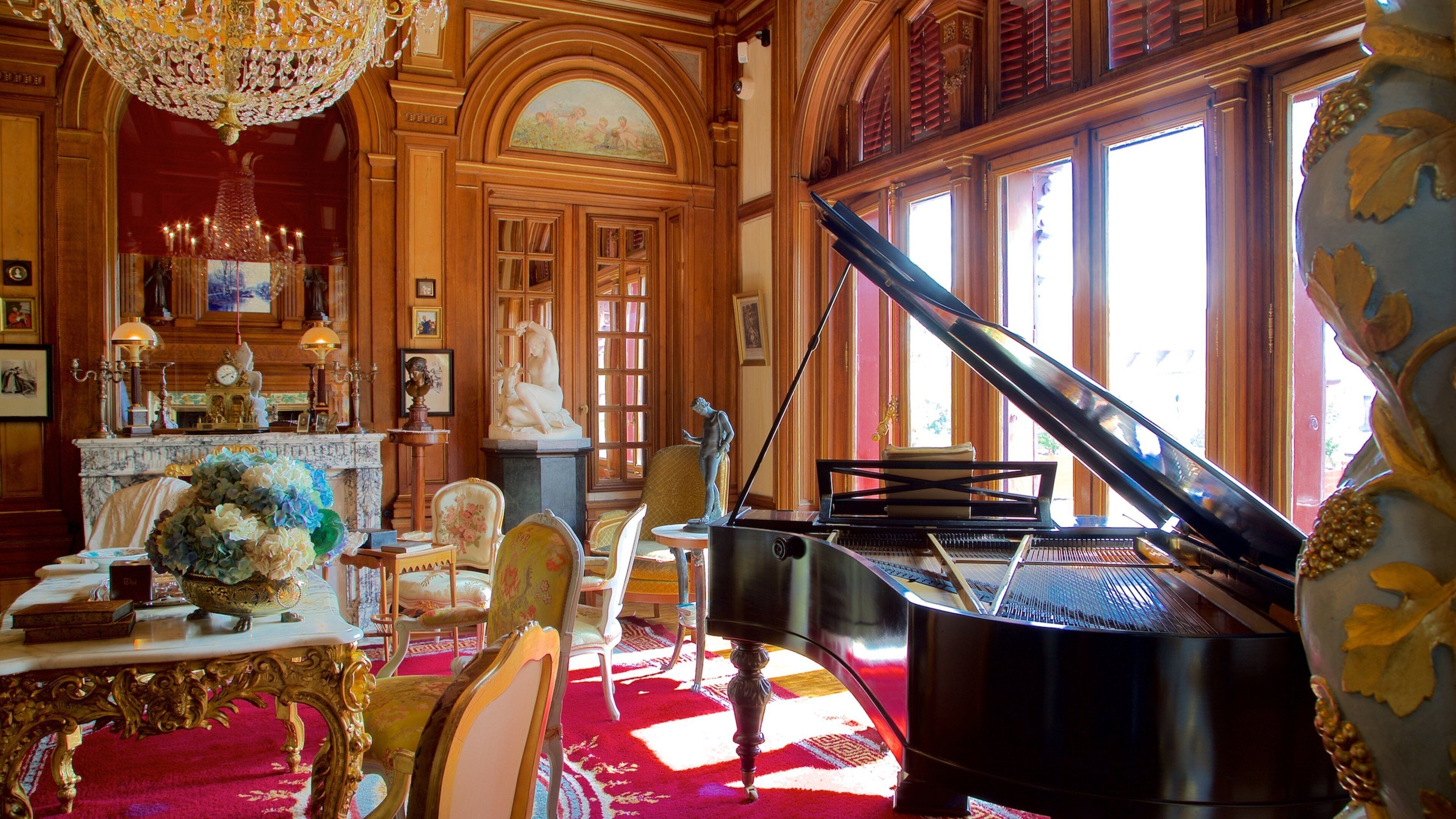 Maison Mantin featuring heritage elements and interior views