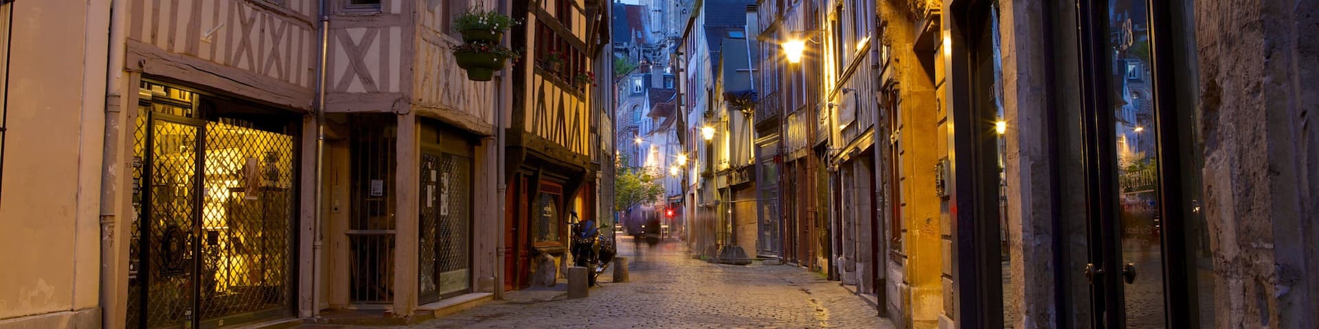 Rue Saint-Romain showing heritage architecture and night scenes
