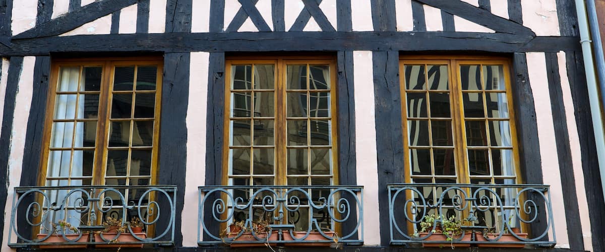 Rue Eau de Robec featuring heritage architecture