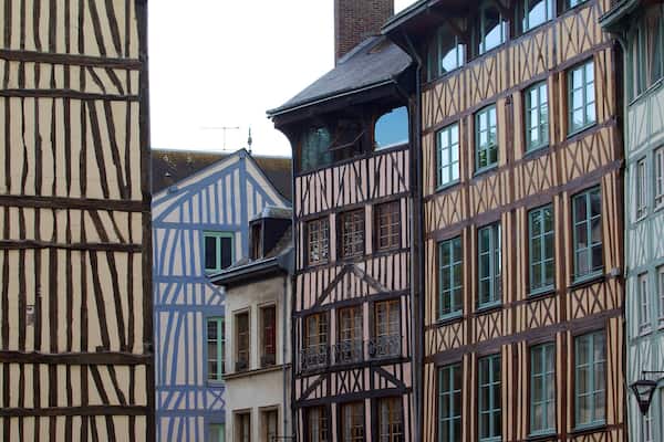 Rue Eau de Robec showing a city