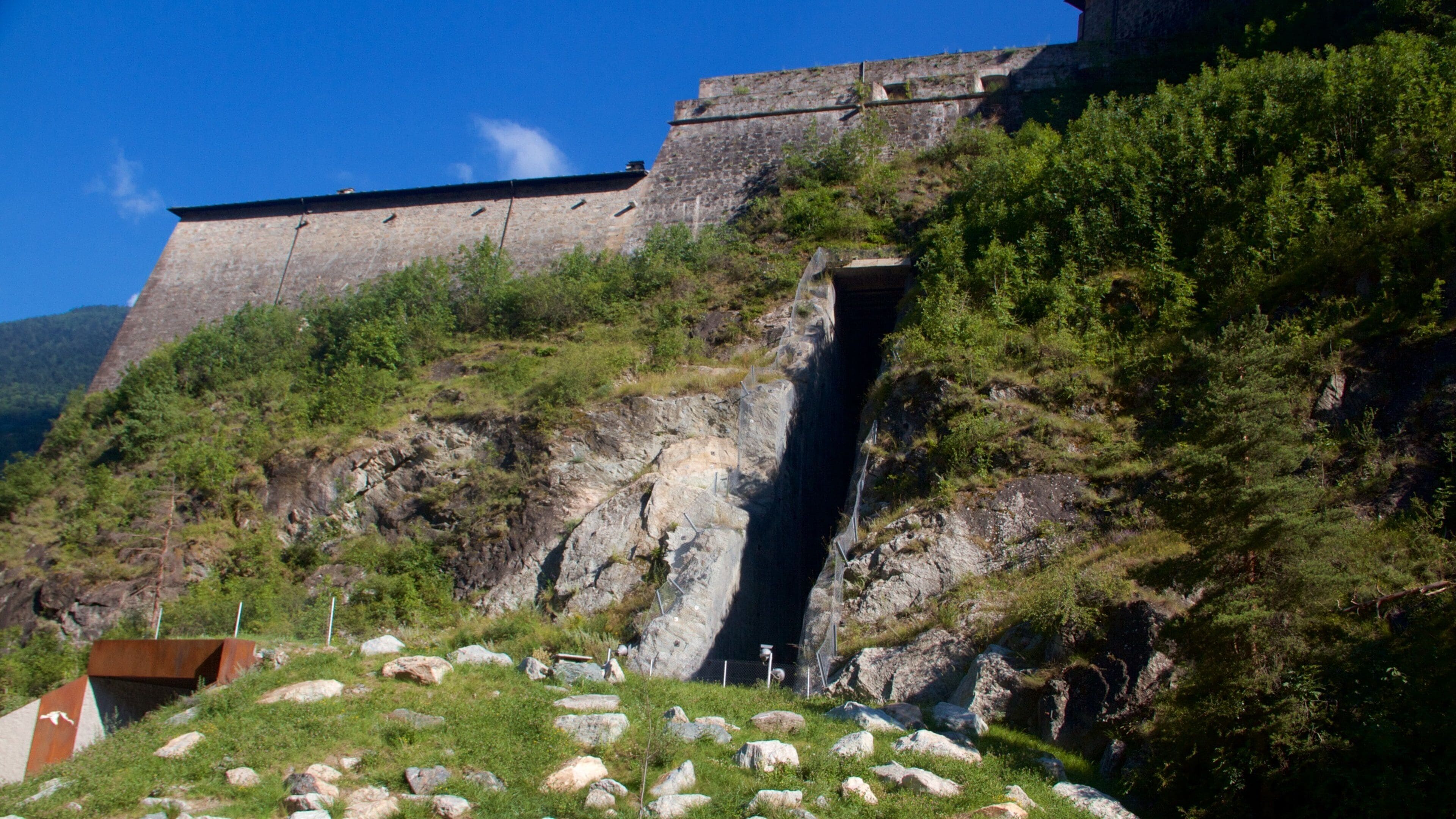 Italy showing heritage elements, heritage architecture and chateau or palace