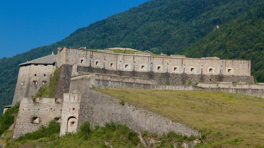 Italy showing heritage architecture, heritage elements and a castle