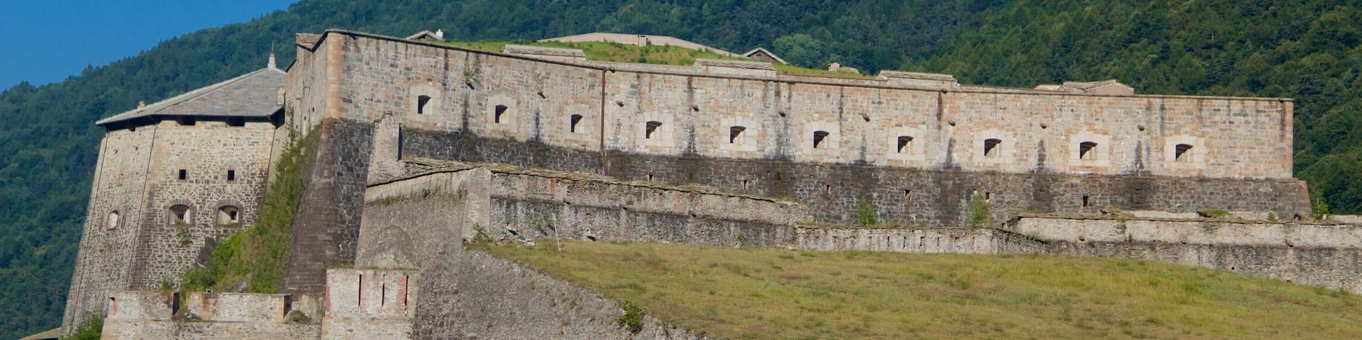 Itália que inclui arquitetura de patrimônio, um castelo e elementos de patrimônio