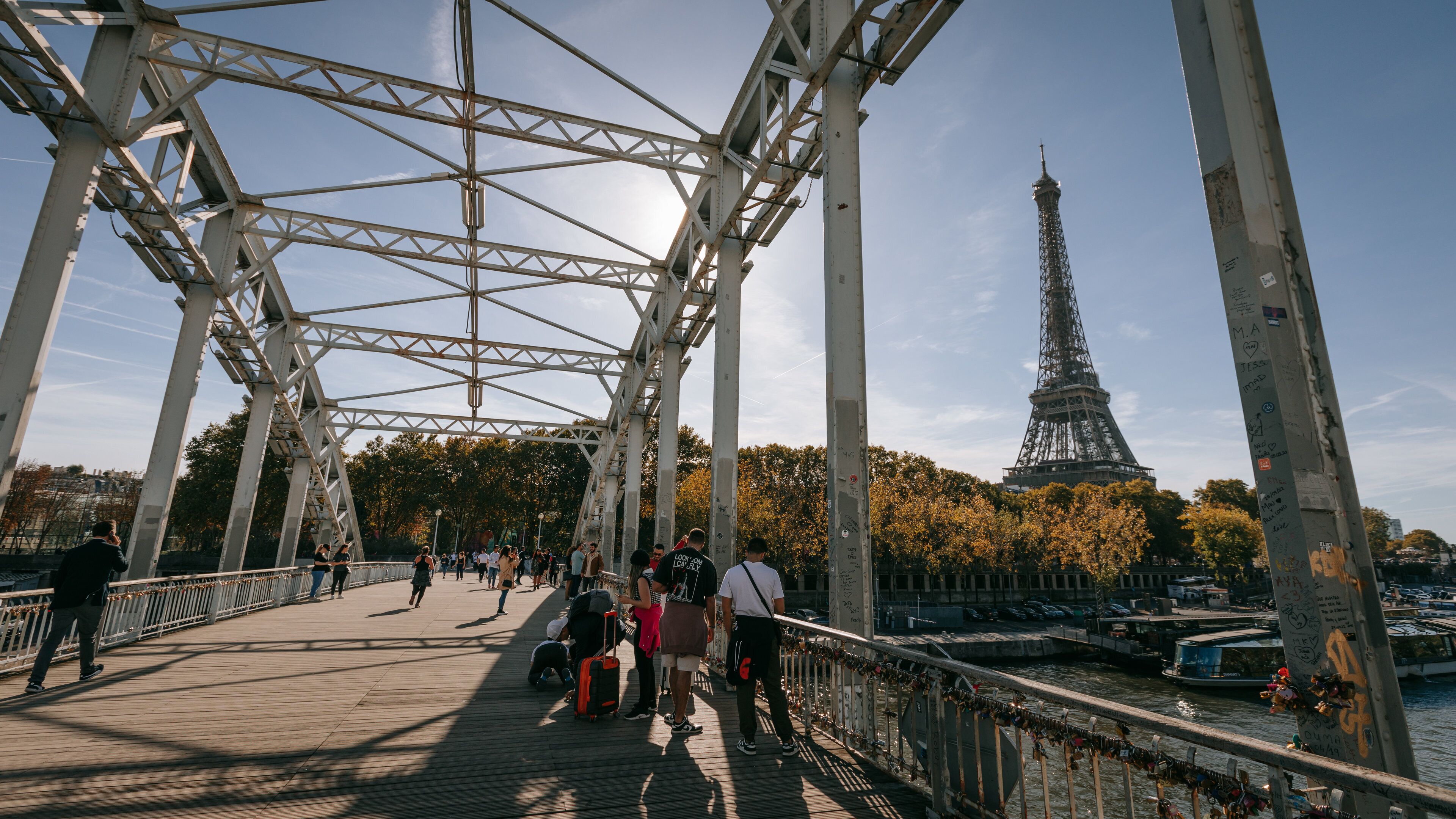 Passerelle Debilly which includes a bridge and a sunset as well as a small group of people
