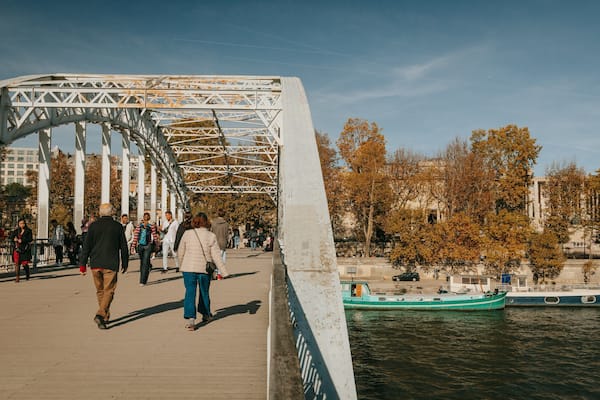 Passerelle Debilly featuring a bridge and a river or creek as well as a couple